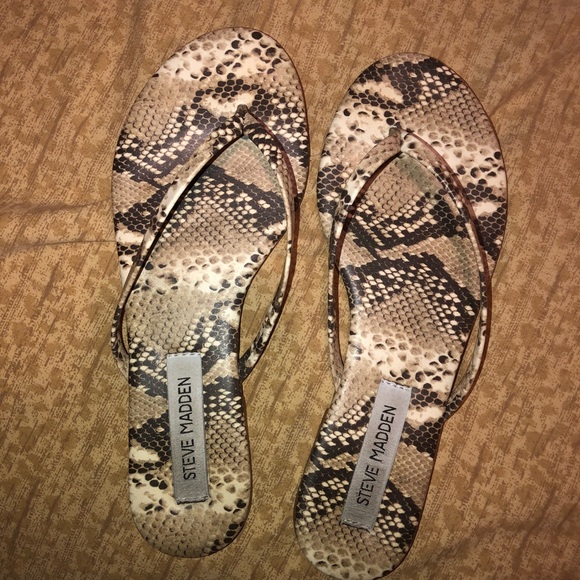 Steve Madden Shoes - Steve Madden snakeskin flip flops